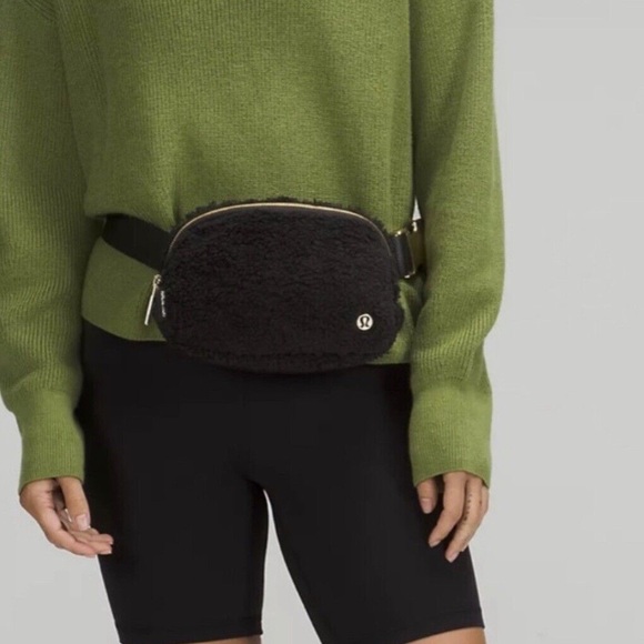 ❌SOLD❌ Lululemon | 🆕 Everywhere Fleece Belt Bag (Black Sherpa w/ Gold Hardware) - Picture 3 of 4